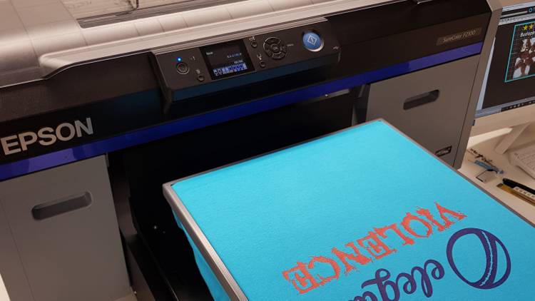 Epson reseller Xpres signs order for the UK’s first SureColor SC-F2100 DTG printer. 